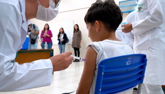  Primeira etapa da força-tarefa de vacinação nas escolas soma mais de 86 mil doses aplicadas